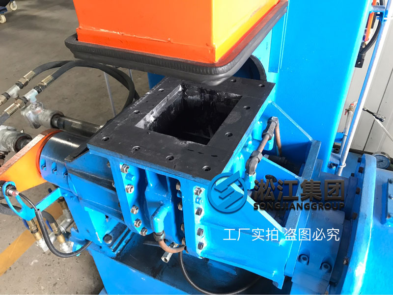 為了把控橡膠接頭膠料穩(wěn)定性實驗室新增一臺三升密煉機(jī) 為了把控橡膠接頭膠料穩(wěn)定性實驗室新增一臺三升密煉機(jī)
