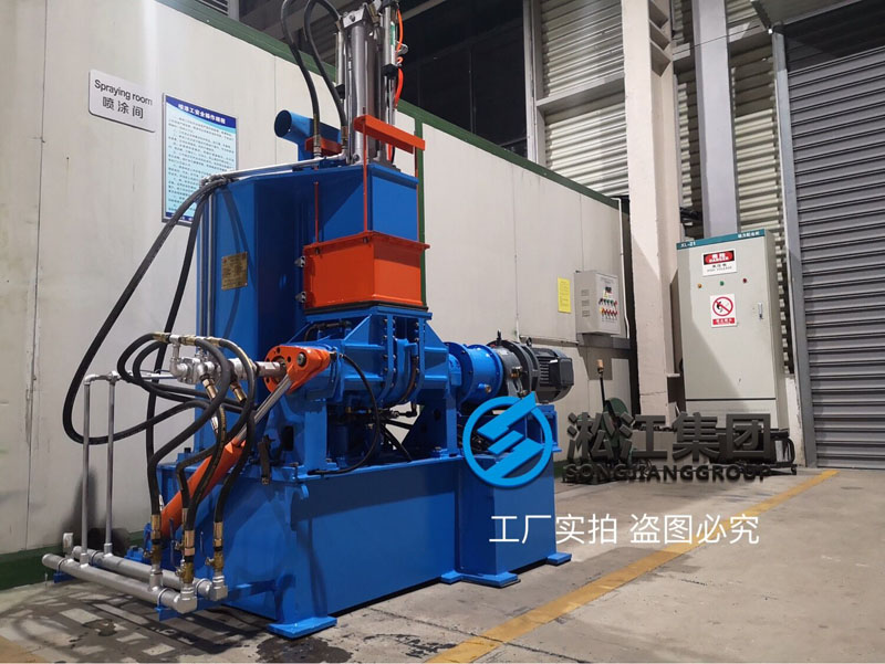 為了把控橡膠接頭膠料穩(wěn)定性實驗室新增一臺三升密煉機(jī) 為了把控橡膠接頭膠料穩(wěn)定性實驗室新增一臺三升密煉機(jī)