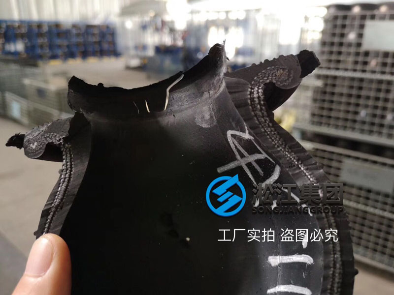 為了把控橡膠接頭膠料穩(wěn)定性實驗室新增一臺三升密煉機(jī) 為了把控橡膠接頭膠料穩(wěn)定性實驗室新增一臺三升密煉機(jī)