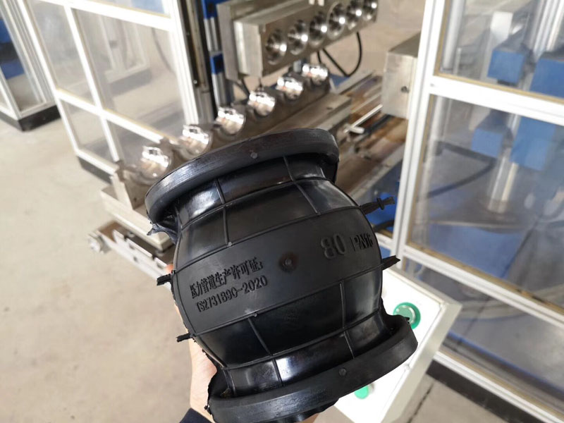 為了把控橡膠接頭膠料穩(wěn)定性實驗室新增一臺三升密煉機(jī) 為了把控橡膠接頭膠料穩(wěn)定性實驗室新增一臺三升密煉機(jī)