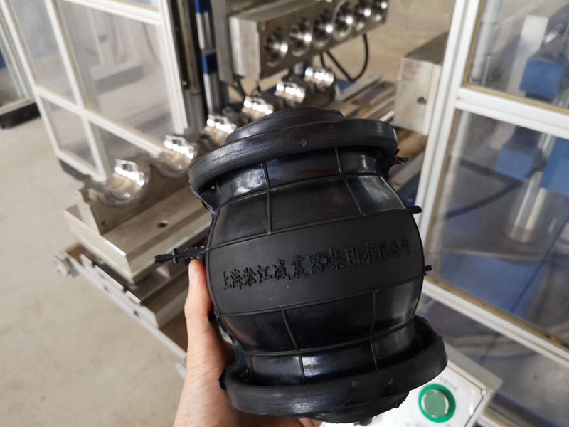 為了把控橡膠接頭膠料穩(wěn)定性實驗室新增一臺三升密煉機(jī) 為了把控橡膠接頭膠料穩(wěn)定性實驗室新增一臺三升密煉機(jī)